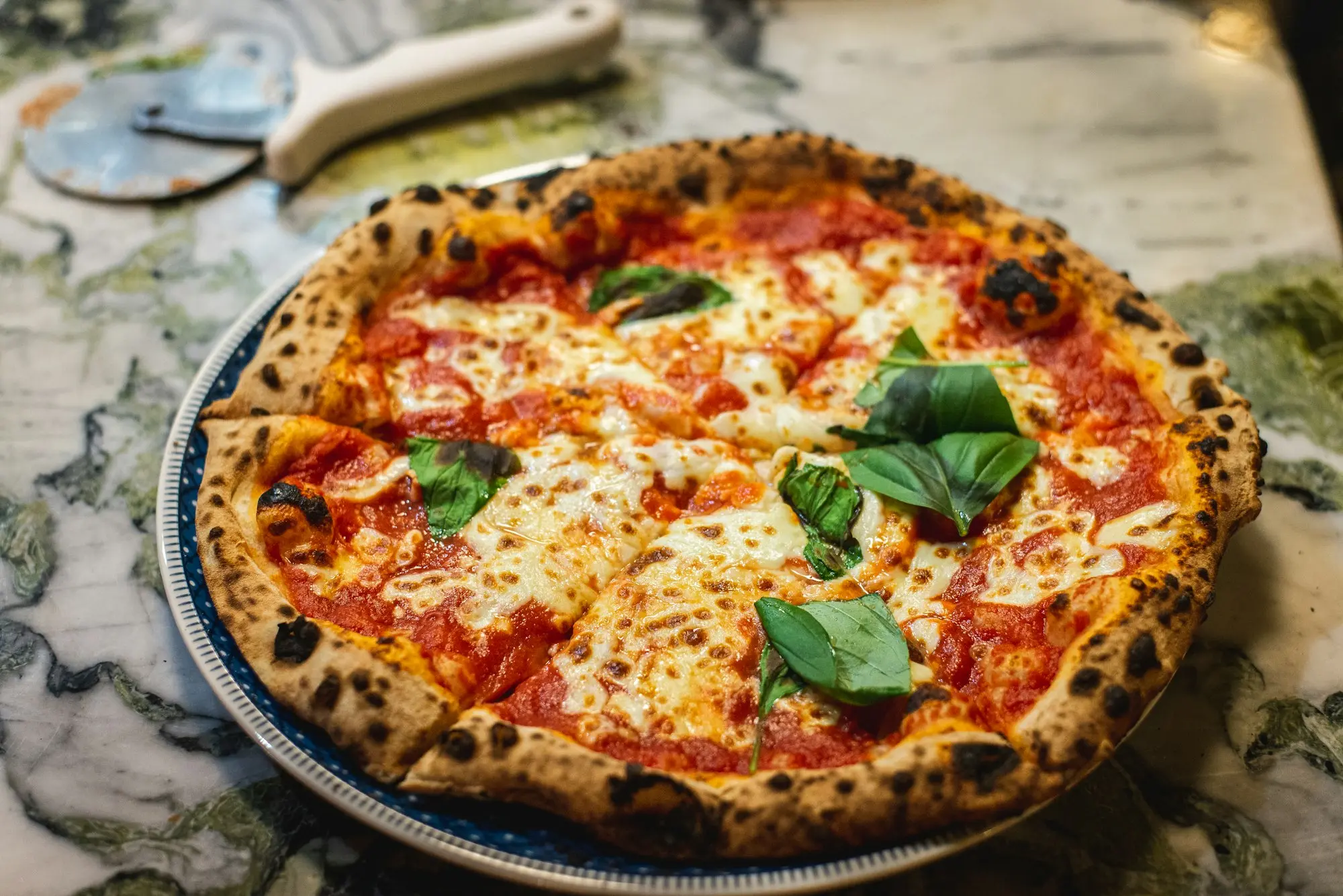 Nygräddad pizza med basilika