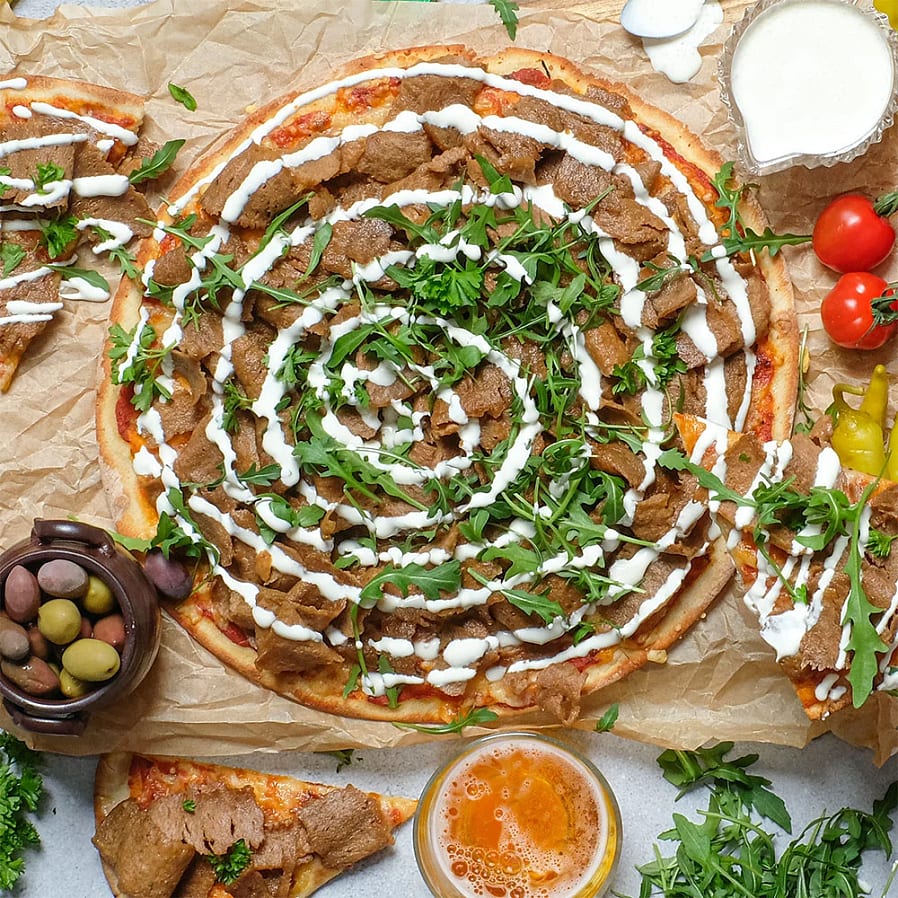 Bild på nygräddad pizza