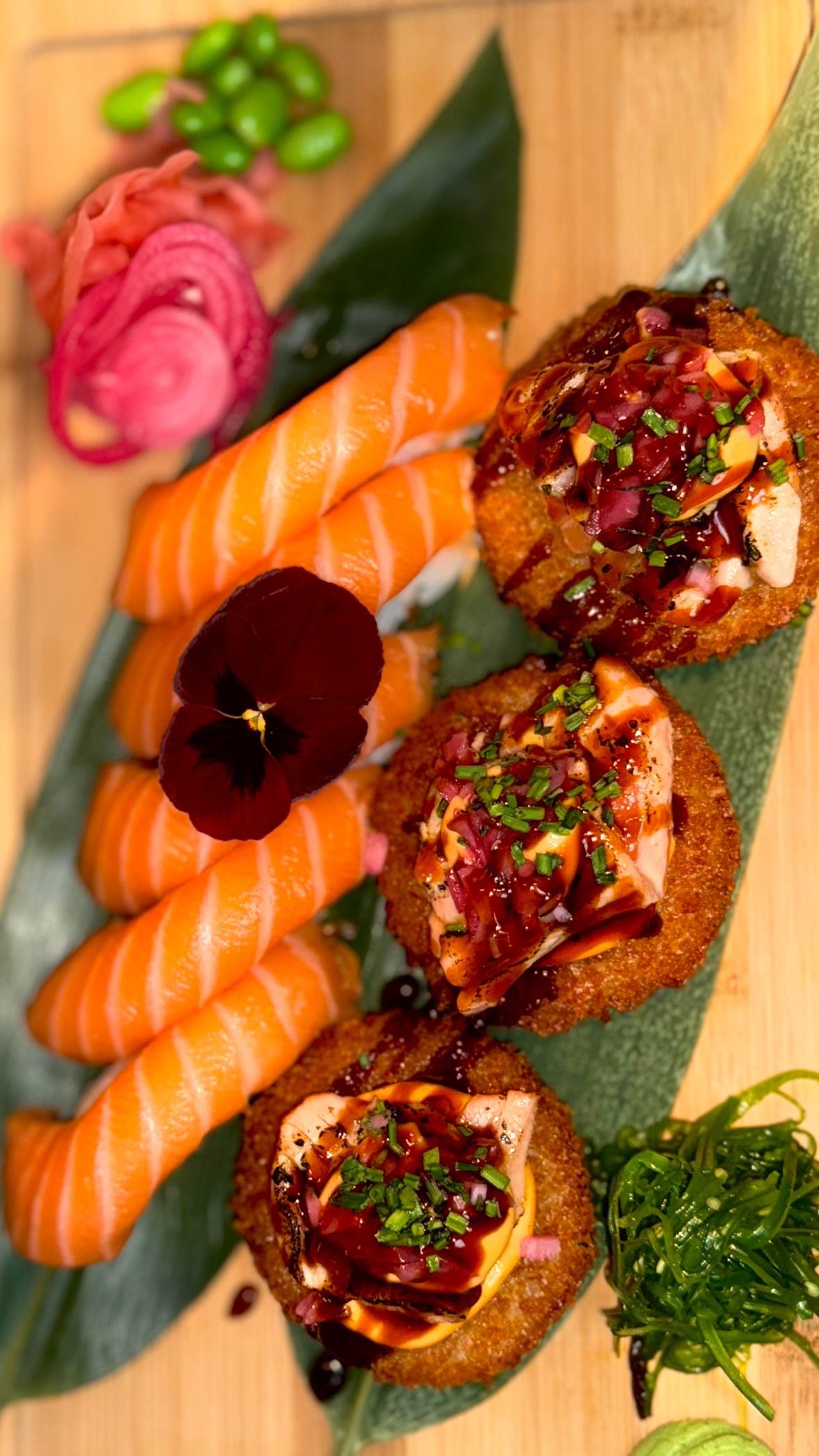 [Bild på ett fat med färsk sushi]